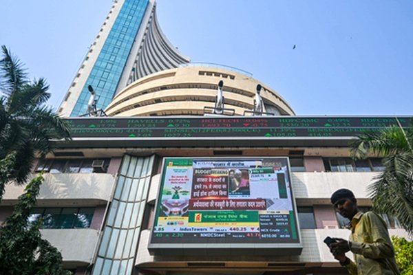 (मुंबई)मिश्रित वैश्विक संकेतों से सपाट खुला शेयर बाजार, फार्मा सेक्टर में खरीदारी