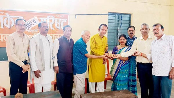 (राजनांदगांव) महेन्द्र बघेल के प्रथम छत्तीसगढ़ी व्यंग्य संग्रह ‘झन्नाटा तुंहर द्वार’ पर समीक्षा गोष्ठी आयोजित