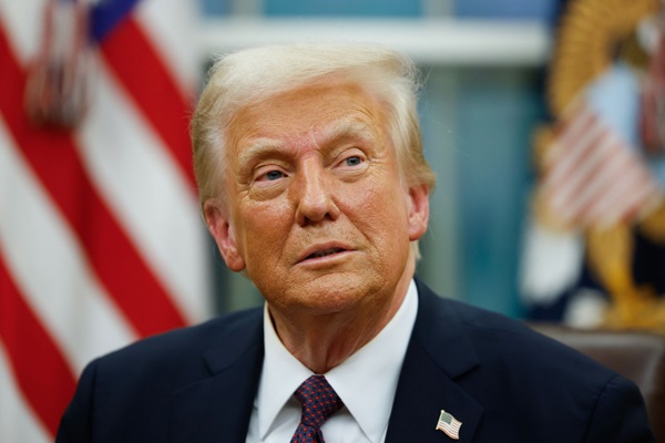 (न्यूयॉर्क)अमेरिकी राष्ट्रपति डोनाल्ड ट्रंप ने अवैध प्रवासियों के लाइसेंस पर प्रतिबंध लगाने की मांग की