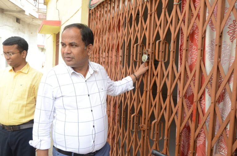 (रायपुर) उप स्वास्थ्य केंद्र का कलेक्टर डॉ गौरव सिंह ने किया औचक निरीक्षण, ताला लटकते मिला