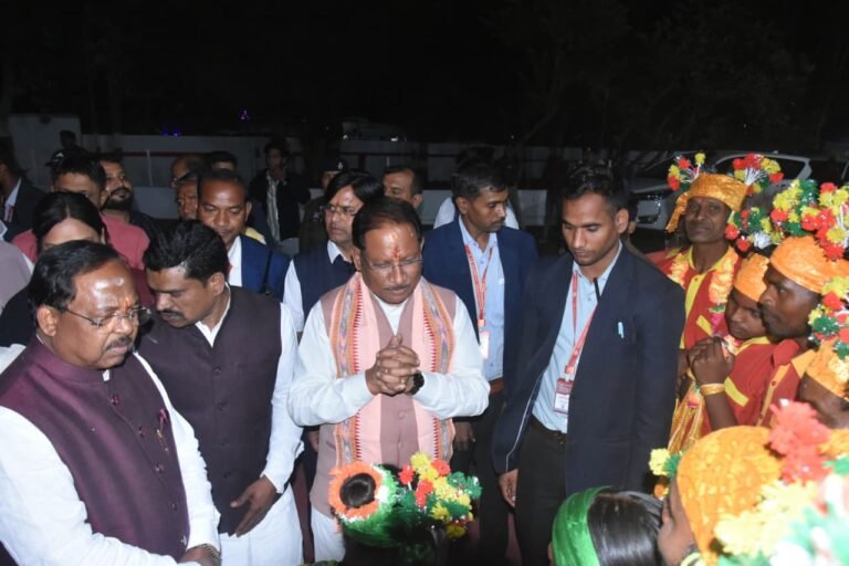 (कोरिया) मुख्यमंत्री विष्णुदेव साय का बैकुंठपुर आगमन, पारंपरिक कर्मा नृत्य से हुआ भव्य स्वागत