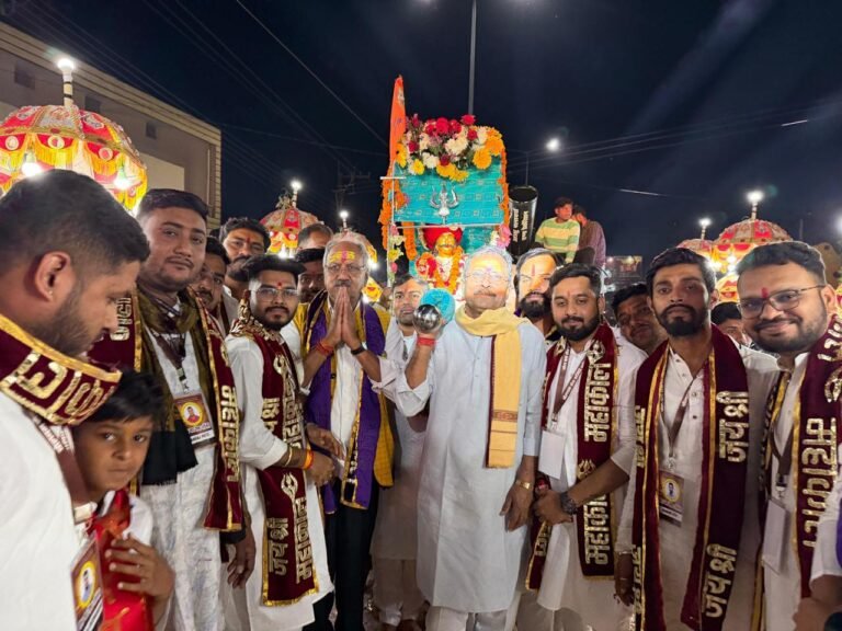 (गरियाबंद) भीड़ बता रही है किसकी निकली बारात