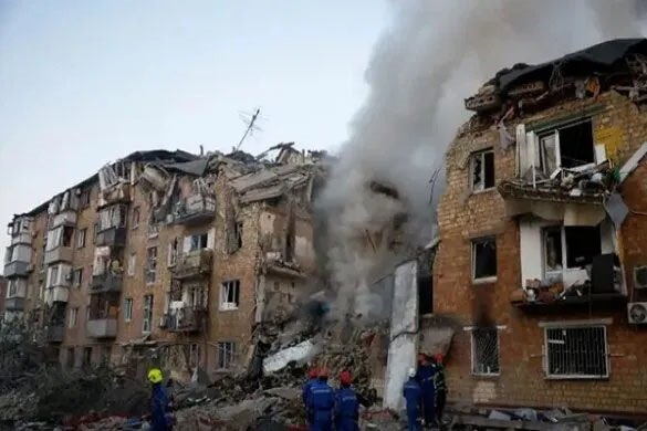 (कीव)रूस का बड़ा मिसाइल-ड्रोन हमला : कीव समेत कई शहरों में तबाही, एक पुलिसकर्मी की मौत