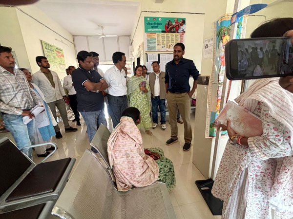(धमतरी) कलेक्टर ने कुकरेल स्वास्थ्य केंद्र का किया औचक निरीक्षण