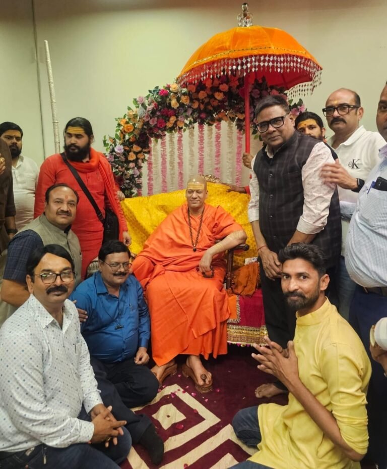 (रायपुर) वल्र्ड ब्राह्मण फेडरेशन के पदाधिकारियों ने महामंडलेश्वर श्री कैलाशानंद गिरि से भेटकर आशीर्वाद लिया