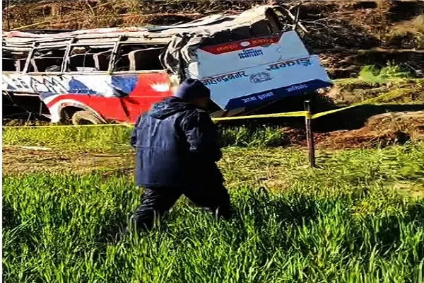 (नई दिल्ली)भारत-नेपाल सीमा पर खुशियां मातम में बदलीं, बारात की बस 150 मीटर गहरी खाई में गिरी, 13 लोगों की दर्दनाक मौत