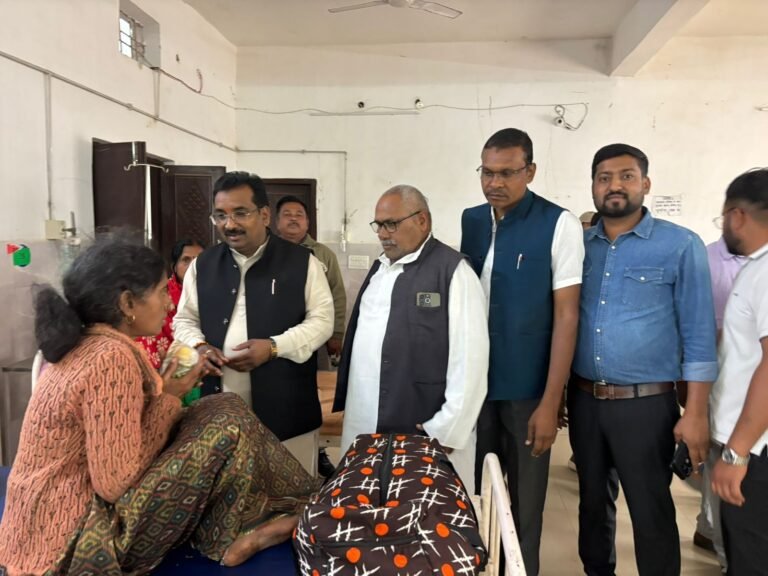 (बलरामपुर)मुख्यमंत्री के जन्मदिन पर जिला अस्पताल में फल वितरण, मरीजों का जाना हालचाल