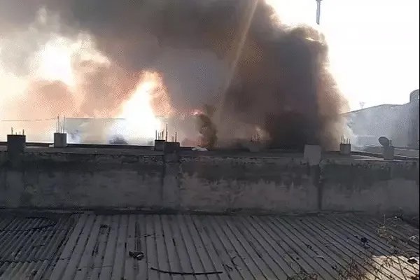 (भिवाड़ी)केमिकल फैक्ट्री में आग से 7 लोग जिंदा जले, कई मजदूरों के फंसे होने की आशंका; दमकल की गाडिय़ां मौके पर