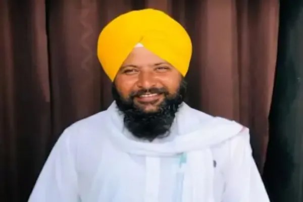 (तरनतारन)पंजाब में सनसनीखेज वारदात : शादी समारोह में आप सरपंच की गोली मारकर हत्या, चचेरा भाई गंभीर रूप से घायल