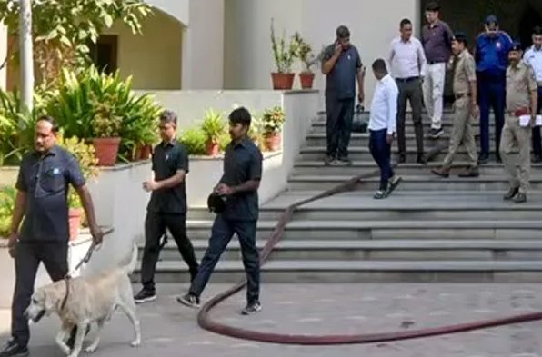 गुजरात में स्कूलों के बाद अब 6 अदालतों को बम से उड़ाने की धमकी, E-mail के बाद मचा हड़कंप