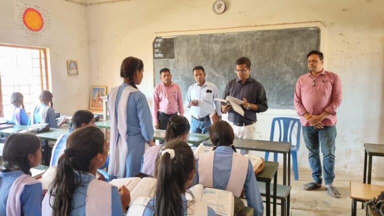 बोर्ड परीक्षा की तैयारी के लिए कलेक्टर डॉ. संजय कन्नौजे ने बिलाईगढ़ ब्लॉक के स्कूलों का किया निरीक्षण