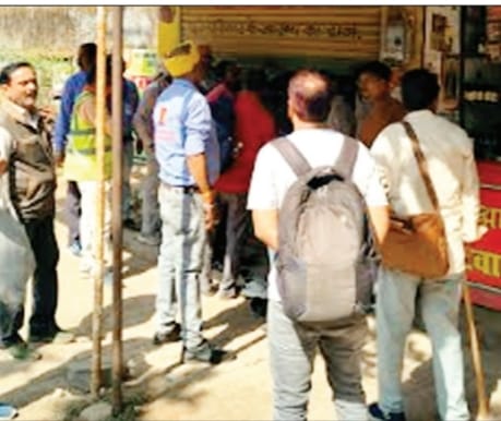 सालों से दुकानों का किराया जमा नहीं करने पर 20 दुकानों पर नगर निगम ने ताला जड़ा