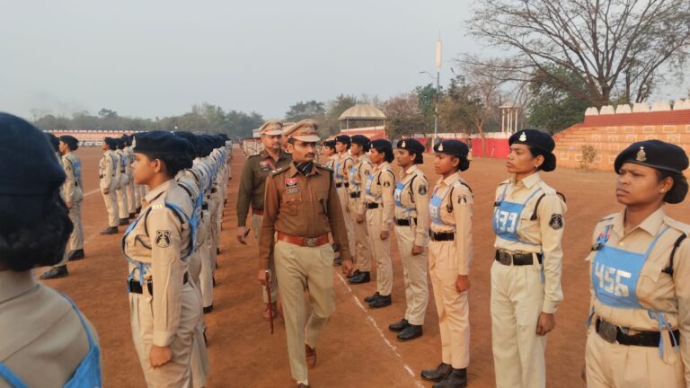 पुलिस लाइन रायपुर में जनरल परेड: बलवा ड्रिल के जरिए दंगा नियंत्रण की रणनीति का पूर्वाभ्यास