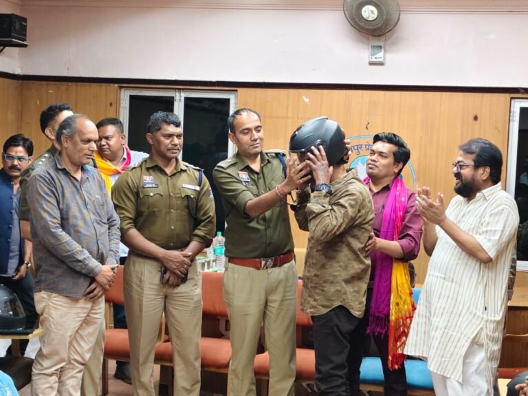 सड़क सुरक्षा का ‘सिक्सर’: रायपुर प्रेस क्लब में 22 कप्तानों ने थामा हेलमेट, सड़क हादसों के खिलाफ लिया बड़ा संकल्प