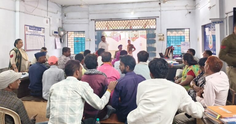 होली पर हुड़दंगियों को सख्त चेतावनी: डीजे की आवाज सीमित रखें, जबरन रंग और मुखौटे पर रहेगा प्रतिबंध