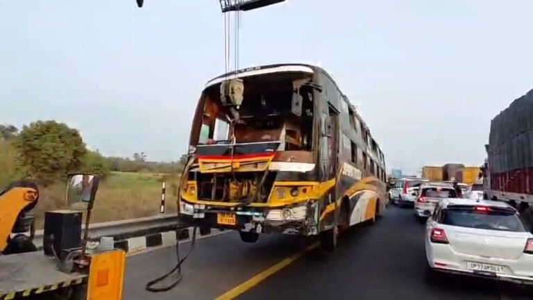 लखनऊ में सड़क हादसा; डबल डेकर बस पलटने से 5 की मौत, 18 अन्य घायल