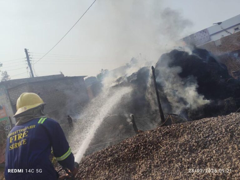 (दुर्ग) दुर्ग में घर के पास रखे धान पैरावट में लगी आग, फायर टीम की तत्परता से बड़ा हादसा टला