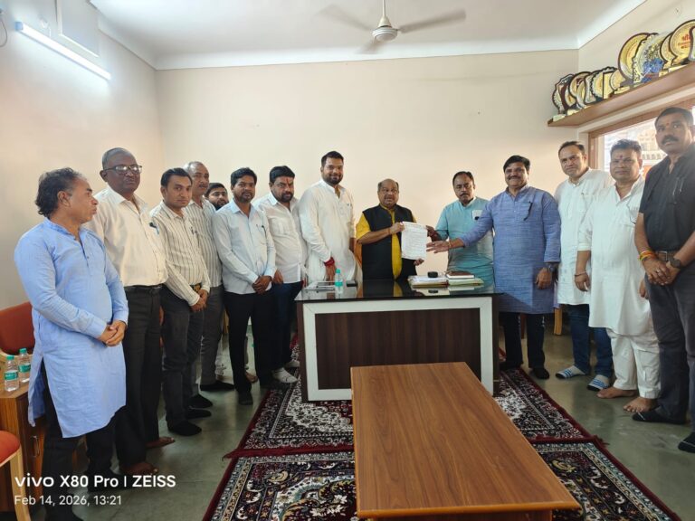 (रायपुर) अवैध पार्किंग के खिलाफ कांग्रेसजनों ने विधायक मिश्रा को सौंपा ज्ञापन