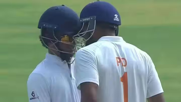 रणजी ट्रॉफी 2025-26, फाइनल: जम्मू के कप्तान पारस डोगरा ने कर्नाटक के खिलाड़ी को मारा धक्का