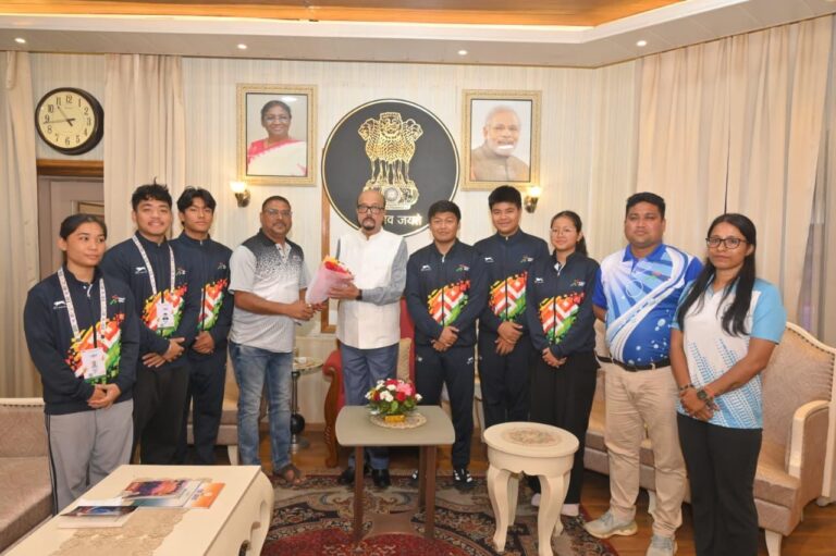 (रायपुर) असम के तैराकों ने राज्यपाल श्री डेका से की सौजन्य भेंट, 9 पदक जीतकर बने फस्र्ट रनर-अप