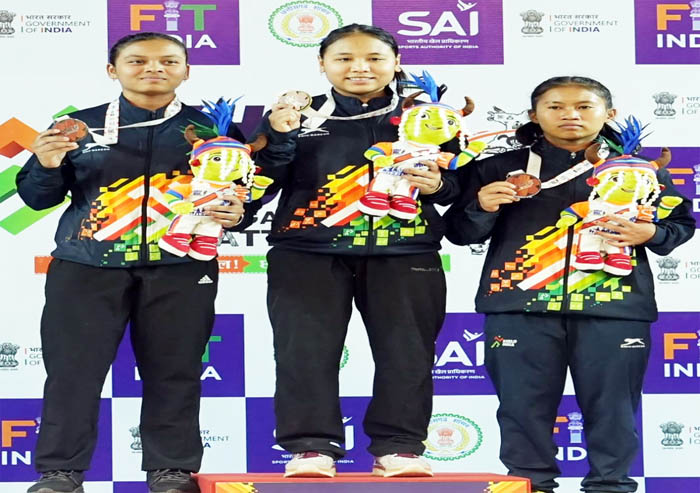 (रायपुर) राजमिस्त्री की बेटी मोनिखा सोनोवाल ने दर्द और आत्म-संदेह को हराकर जीता केआईटीजी वेटलिफ्टिंग गोल्ड