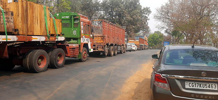 (जगदलपुर) बस्तर की लाइफ लाइन घंटों से बंद,घाट के दोनों और सैकड़ो वाहनों के पहिए थमे