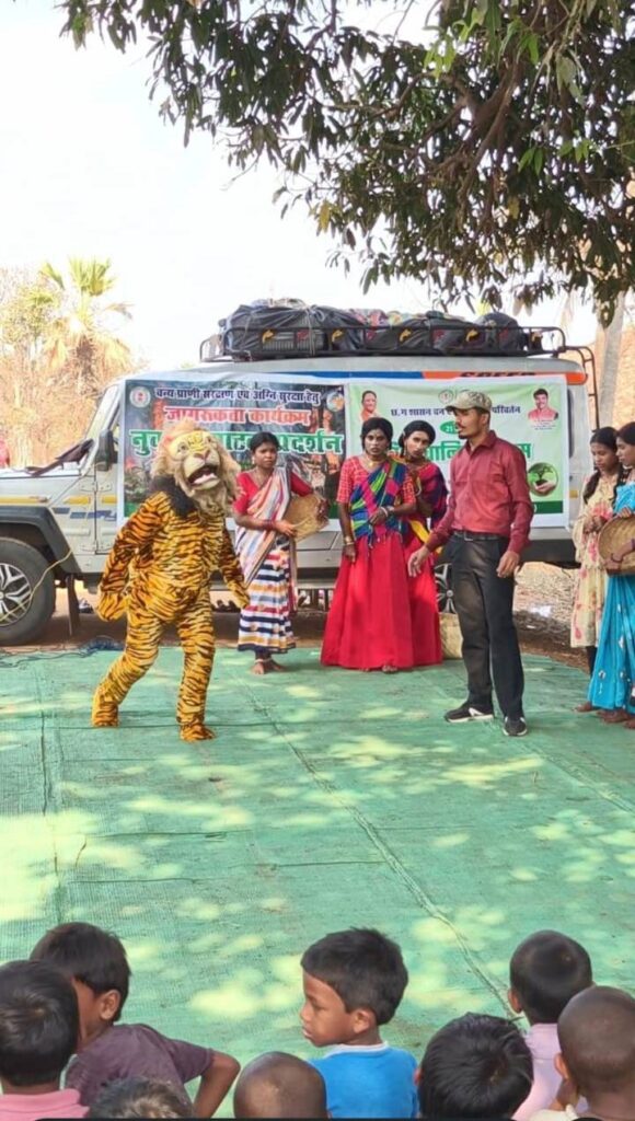 (बीजापुर) नुक्कड़ नाटक से जंगल बचाने की मुहिम: ग्रामीणों को किया जा रहा जागरूक