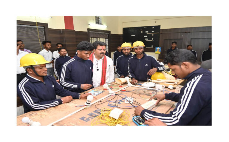 (दंतेवाड़ा) डिप्टी सीएम ने पुनर्वास केंद्र में युवाओं से की मुलाकात,वेलकम एवं इलेक्ट्रिकल टूल किट का किया वितरण