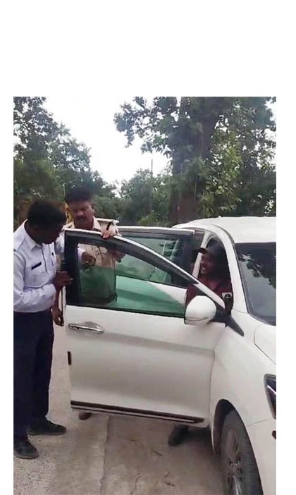 (कोरबा) विशेष अभियान के तहत गाडियों से निकाली गई ब्लेक फिल्म, की गई कार्रवाई