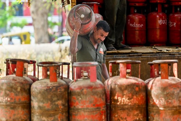 (नई दिल्ली)सरकार ने व्यावसायिक संस्थाओं के लिए गैस कंपनियों को पीएनजी कनेक्शन को प्राथमिकता देने की दी सलाह