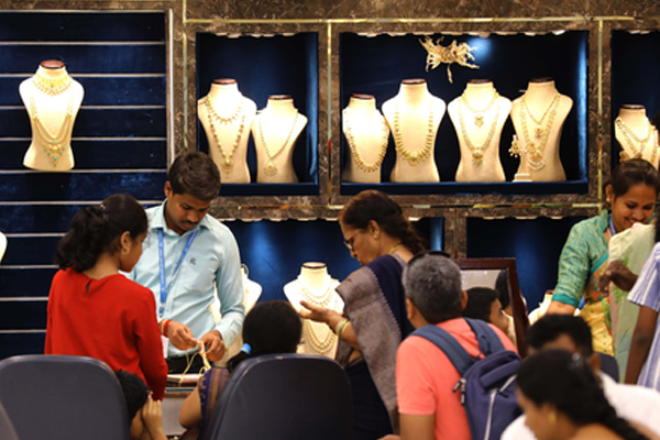 (मुंबई)पश्चिम एशिया में तनाव कम होने के संकेतों के बीच कीमती धातुओं ने पकड़ी रफ्तार, सोना 3 प्रतिशत उछला तो चांदी में 5 प्रतिशत की तेजी