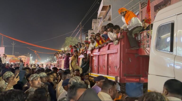 (रायपुर) तेज रफ्तार ट्रेलर में 250 यात्री, चालक गिरफ्तार — खरोरा पुलिस की बड़ी कार्रवाई