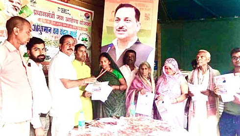 (दरियापुर) अकबरपुर में आयुष्मान गोल्डन कार्ड वितरण, 186 लाभुकों को मिला नि:शुल्क लाभ