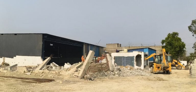 (कोरबा) राताखार में अवैध निर्माण पर निगम ने कार्यवाही कर चलाया बुल्डोजर, क्षेत्र में मचा हड़कंप