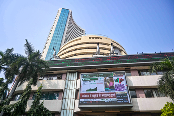 (मुंबई)कमजोर वैश्विक संकेतों के बीच लाल निशान में खुला शेयर बाजार