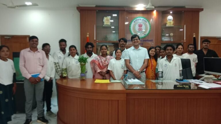 (बीजापुर) कलेक्टर संबित मिश्रा ने बीजादूतीर स्वयंसेवकों की सराहना की, शिक्षा-स्वास्थ्य व मलेरिया जागरूकता पर दिया जोर