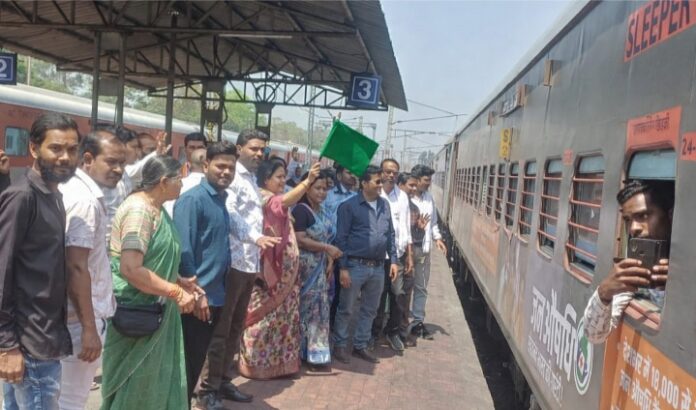 (कोरबा) पूर्व महापौर रेणु अग्रवाल ने 40 तीर्थ यात्रियों के जत्थे को हरी झंडी दिखाकर किया रवाना