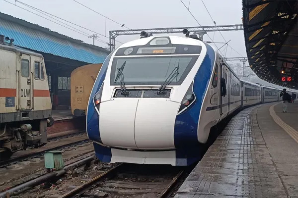 वंदे भारत में यात्रियों की सेहत से खिलवाड़ पड़ा भारी, IRCTC ने ठेकेदार को किया ब्लैकलिस्ट; Amul को भी थमाया नोटिस