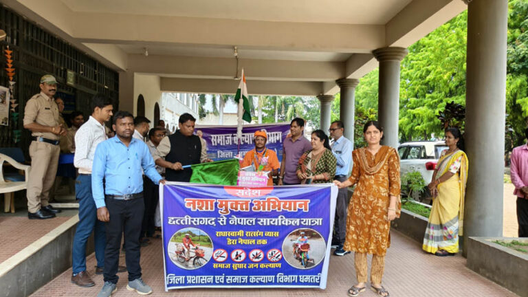 (धमतरी) नशे के खिलाफ साइकिल पर जंग : धमतरी के तुलसीराम निकले नेपाल