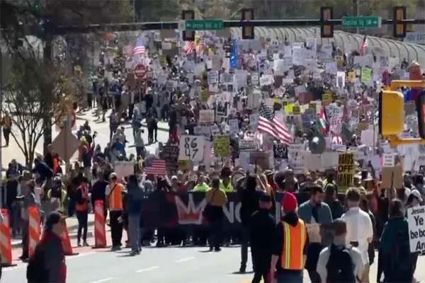 (वॉश्ंिागटन)ताज उतारो जोकर… कोई राजा नहीं! अमेरिका में ट्रंप के खिलाफ सबसे बड़ी बगावत, 90 लाख लोग उतरे सड़कों पर