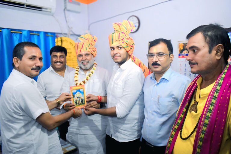 विधायक पंकज मिश्रा ने परिवार सहित हरिहरनाथ मंदिर में की पूजा , भाजपा नेता राकेश सिंह ने मंदिर प्रतीक चिन्ह देकर स्वागत किया