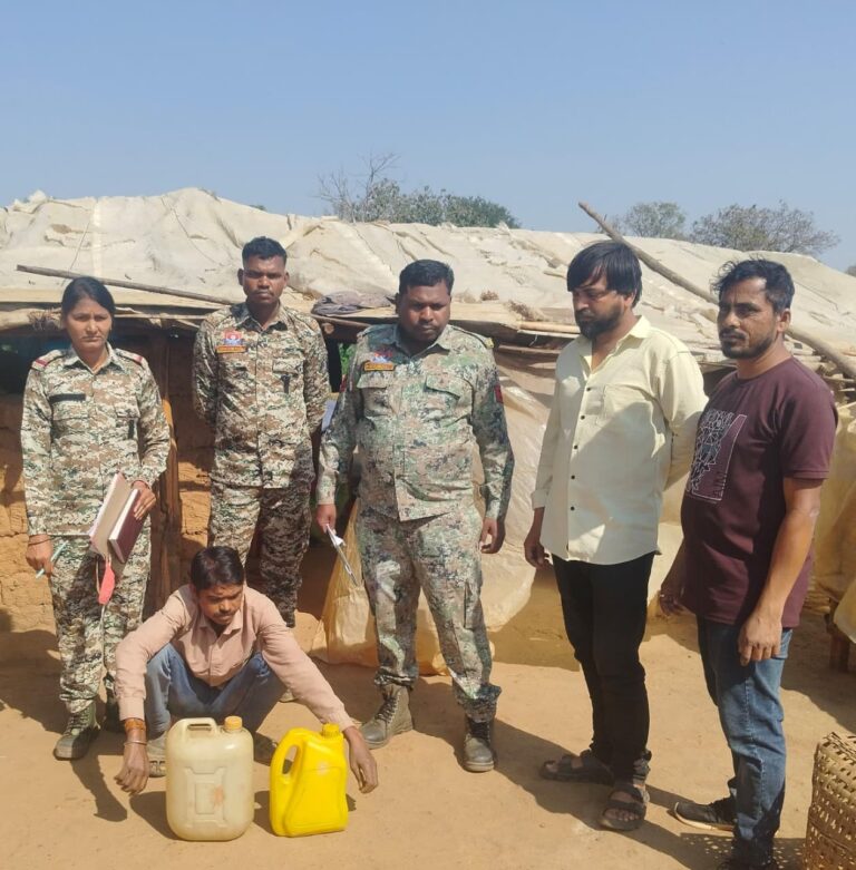 (कांकेर) होली से पहले पखांजूर पुलिस की बड़ी कार्रवाई, अवैध महुआ शराब के साथ दो आरोपी गिरफ्तार