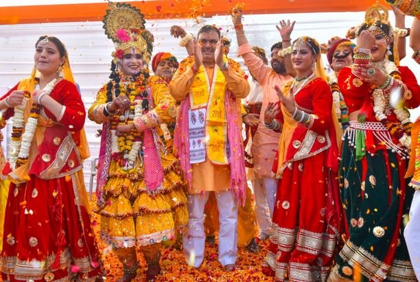 (जयपुर)मुख्यमंत्री ने कार्यकर्ताओं के साथ खेली फूलों की होली, सुरक्षित एवं पर्यावरण अनुकूल होली का दिया संदेश