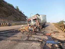 कोल्डड्रिंक लदे कंटेनर का ब्रेक फेल होने से कंटेनर चालक सहित दो की मौत