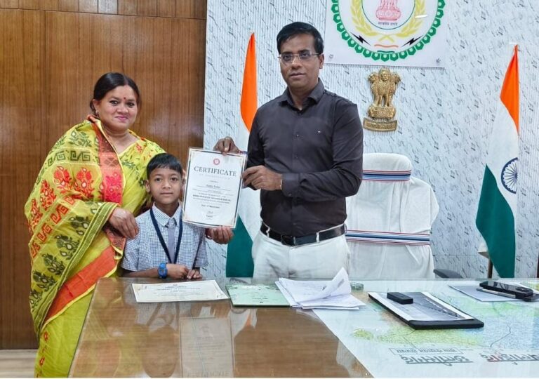 वर्ड पावर चैंपियनशिप विजेता रोशन निषाद, पालक और कोच ने कलेक्टर से की भेंट