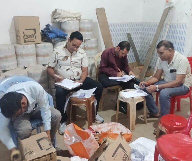 खाद्य एवं औषधि प्रशासन दल ने की देवांशी मिनरल वाटर प्लांट की जांच, अनियमितता पर पानी पाउच की 115 बोरी जप्त