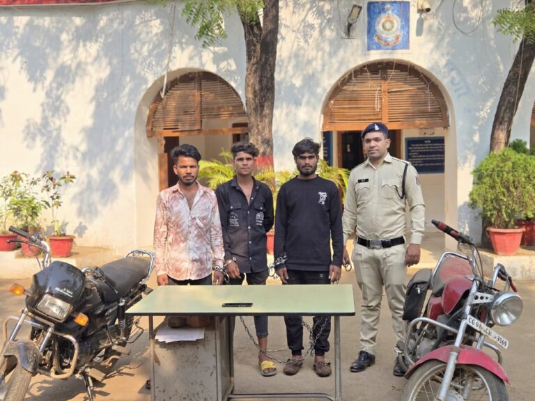 खण्डवा मोड़ लूटकांड का खुलासा, 4 आरोपी गिरफ्तार, बाइक बरामद