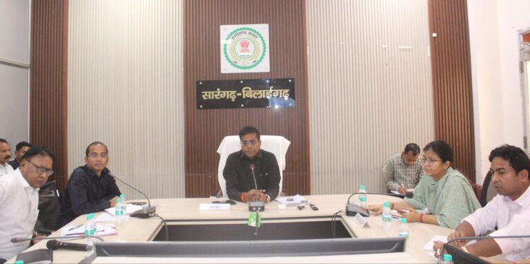 राजस्व प्रकरणों के निराकरण हेतु कलेक्टर डॉ कन्नौजे ने प्रत्येक ग्राम पंचायतों में राजस्व शिविर लगाने के दिए निर्देश