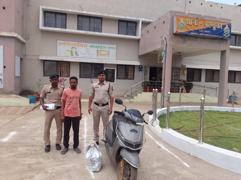 स्कूटी से शराब ढो रहा तस्कर रंगे हाथ गिरफ्तार!