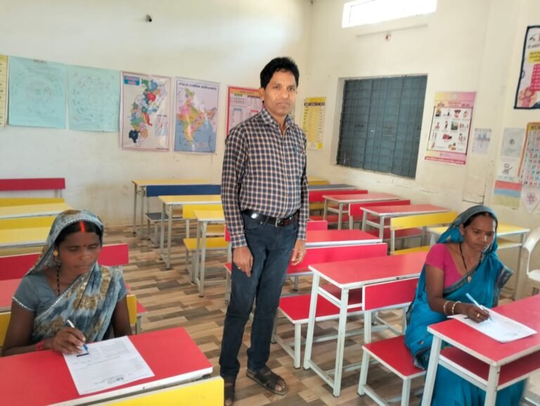 (धमतरी/नगरी) डाइट के सहायक प्राध्यापक ने परीक्षा केन्द्रों का किया निरीक्षण